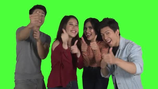 Stüdyoda Bir Grup Mutlu Genç Var Yeşil Ekran Arkaplanlı Çözünürlükte — Stok video