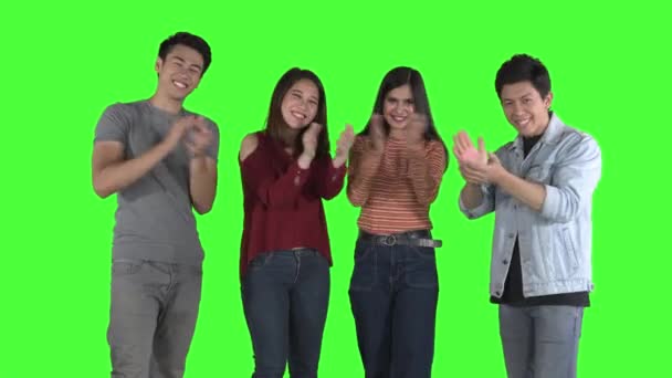 スタジオのカメラに笑顔と拍手を送る若者たちのグループ 緑の画面の背景と4Kの解像度で撮影 — ストック動画