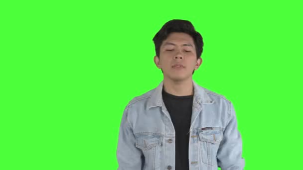 Genç Adam Stüdyoda Dururken Kalp Krizi Geçirdi Yeşil Ekran Arkaplanlı — Stok video