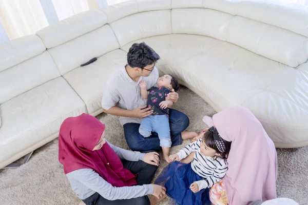 Ásia homem carregando seu rabugento chorando filha — Fotografia de Stock