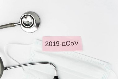 Stetoskop ve maskeli ncov etiketinin düzlüğü