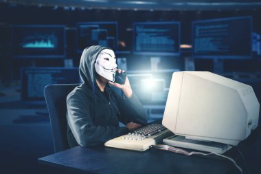 Adam sistem odasını hacklerken birini arıyor.
