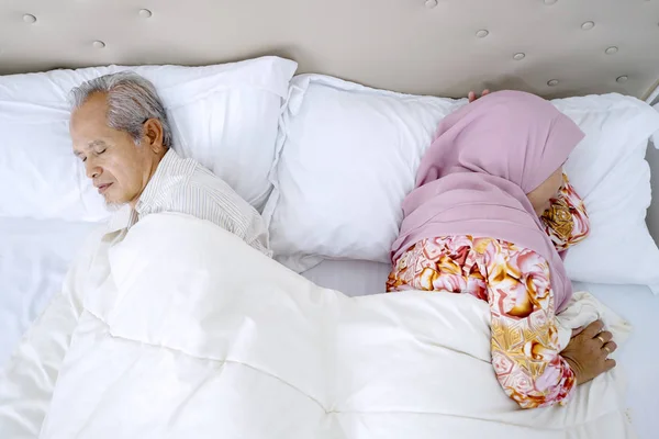 Pareja mayor durmiendo mientras el anciano ronca — Foto de Stock