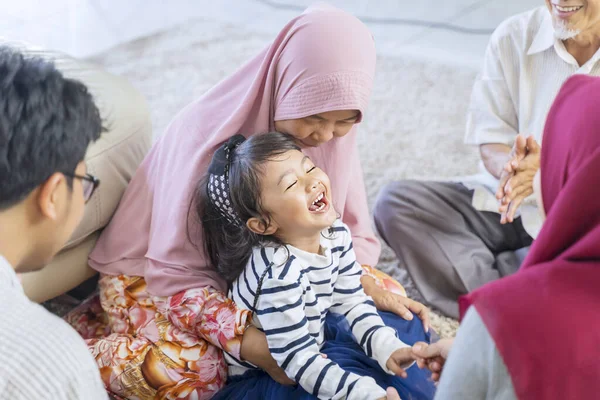 Κορίτσι που γελάει στη μέση της οικογενειακής συγκέντρωσης — Φωτογραφία Αρχείου