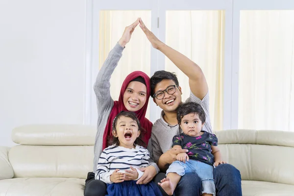 Feliz asiático musulmán familia haciendo corazón símbolo pose — Foto de Stock