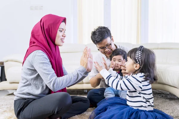 Šťastný muslim rodina tleskání ruce hravě — Stock fotografie