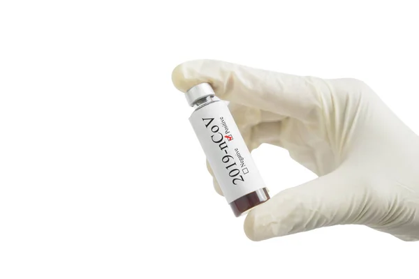 Ręka ludzka w rękawiczce z butelką szczepionki ncov — Zdjęcie stockowe