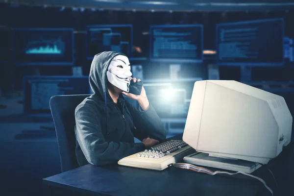 Homem chamando alguém enquanto hackeava a sala do sistema — Fotografia de Stock
