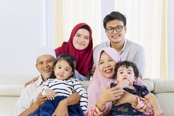 Retrato de grande família muçulmana asiática sorrindo para cam — Fotografia de Stock