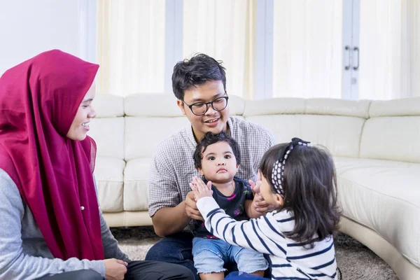 Retrato de familia musulmana aplaudiendo juguetonamente —  Fotos de Stock