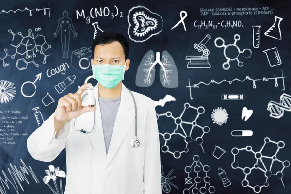 Portrait of doctor holding a vaccine bottle in lab — Stock Photo, Image