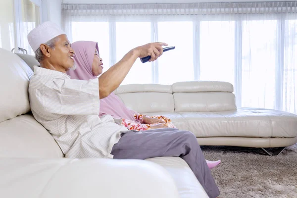 Vue latérale du couple âgé regardant la télévision — Photo