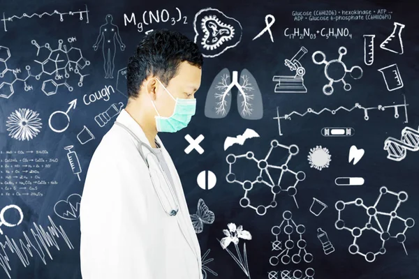 Widok z boku człowieka noszącego fartuch laboratoryjny w laboratorium — Zdjęcie stockowe