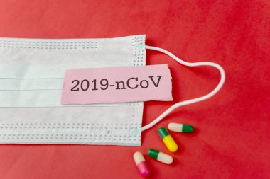 Maske ve tabletlerdeki 2019 ncov etiketinin üst görünümü