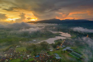 Sisli bir sabahta köyün havadan manzarası