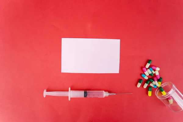 Syringe and capsules beside transparent label — Stock Photo, Image