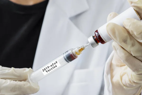 Nieznana osoba napełniająca strzykawkę szczepionką — Zdjęcie stockowe