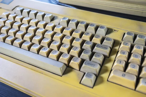 Vintage desktop keyboard under bright light — Stock Photo, Image