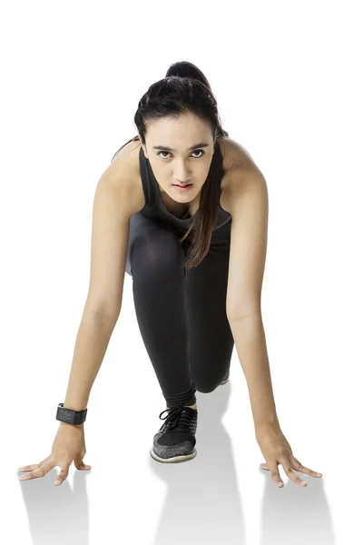 Beautiful young woman in sportswear ready to run — Stock Photo, Image