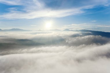 Yükseklerdeki kabarık bulutlarla gün doğumu zamanı