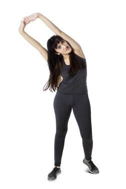 Kadın egzersizden önce ısınıyor.