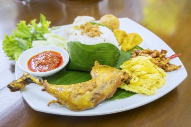 Lezzetli Endonezya usulü kızarmış tavuk pilavı