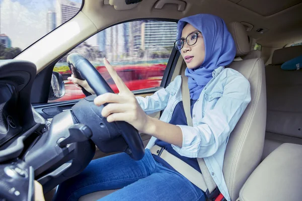 Attraktiv ung muslimsk kvinna kör bil — Stockfoto