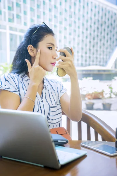 Atractiva joven tocándose la cara — Foto de Stock