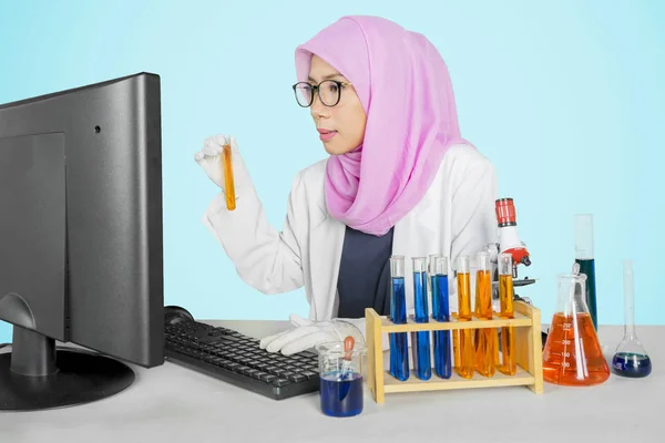 Kvinnlig forskare som arbetar med kemisk vätska — Stockfoto