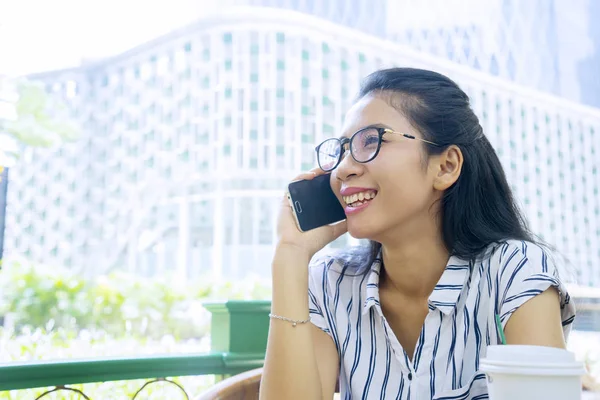 Boldog nő beszél mobilon a kávézóban — Stock Fotó