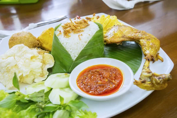 Menu Nasi Ayam goreng Indonesia — Stok Foto