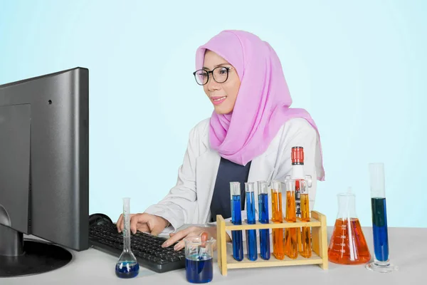 Μουσουλμάνος ερευνητής που εργάζεται με υπολογιστή — Φωτογραφία Αρχείου