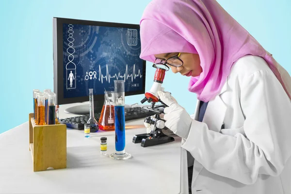 Μουσουλμάνος επιστήμονας που κάνει πειράματα με μικροσκόπιο — Φωτογραφία Αρχείου