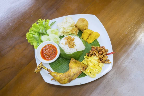 Nasi Ayam goreng Indonesia yang lezat — Stok Foto