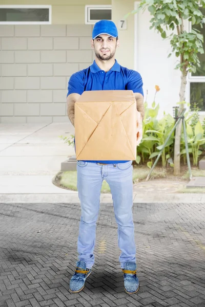 Mensajero árabe dando un cartón — Foto de Stock