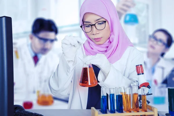 Γυναίκα επιστήμονας εργάζεται με χημικό υγρό — Φωτογραφία Αρχείου