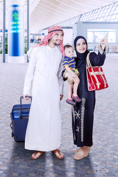 Μουσουλμανική οικογένεια στέκεται στο αεροδρόμιο με τσάντα και αποσκευές — Φωτογραφία Αρχείου