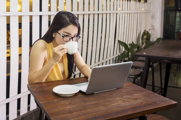 Mujer disfrutando del tiempo libre con una taza de café — Foto de Stock