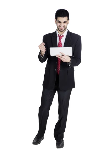 Jovem empresário sorrindo com seu tablet digital — Fotografia de Stock