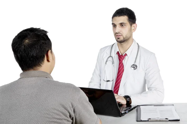 Médico masculino aconselhando seus pacientes — Fotografia de Stock