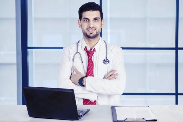 Young doctor looks confident in healthcare center — Stock Photo, Image