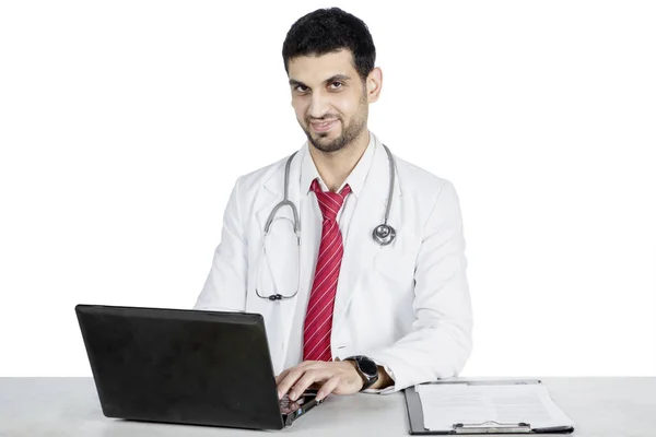 Jovem médico sorrindo para a câmera — Fotografia de Stock