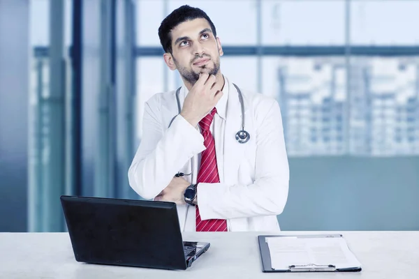 Young doctor thinking solution in healthcare center — Stock Photo, Image