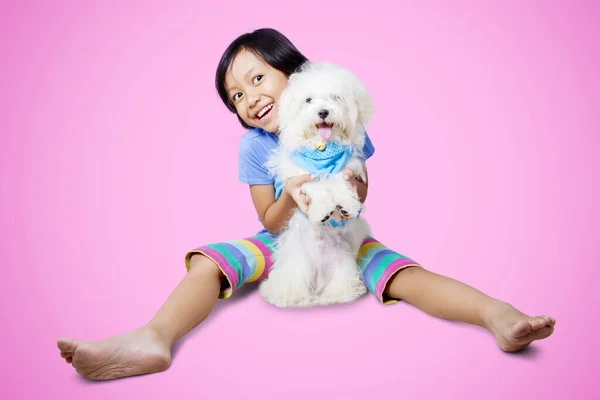 Adorable Chica Asiática Sonriendo Cámara Mientras Sostiene Lindo Perro Boloñés — Foto de Stock