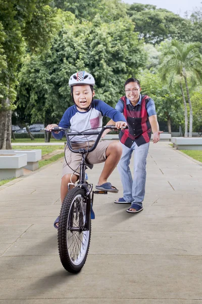 Imádnivaló Ázsiai Fiú Kerékpározik Aktívan Miközben Apja Vezeti Parkban — Stock Fotó