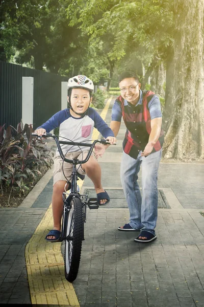 Schattige Aziatische Jongen Rijden Een Fiets Enthousiast Terwijl Begeleid Door — Stockfoto