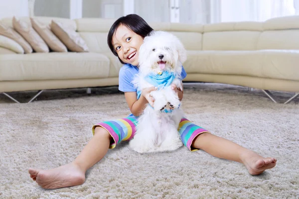 Tatlı Asyalı Kız Oturma Odasında Elinde Tatlı Beyaz Bolonez Köpeğiyle — Stok fotoğraf