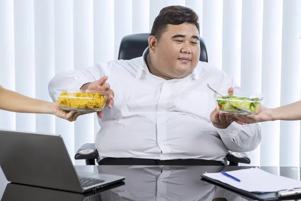 Retrato Homem Asiático Gordo Vestindo Traje Formal Enquanto Prefere Salada — Fotografia de Stock