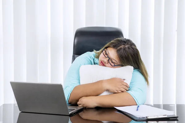 Porträtt Fet Asiatisk Affärskvinna Sover Sitt Skrivbord Medan Han Arbetar — Stockfoto