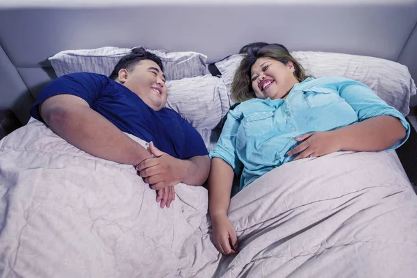 Portrait Fat Asian Couple Chatting Happily Going Bed Bedroom — Stock Photo, Image